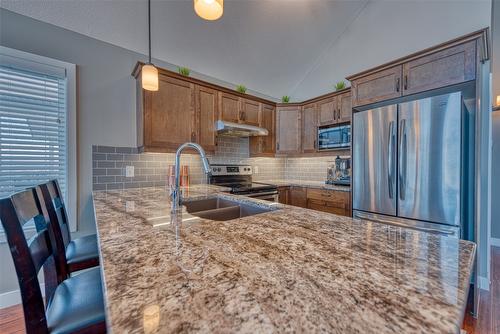 438-6973 Terazona Drive, Kelowna, BC - Indoor Photo Showing Kitchen With Double Sink With Upgraded Kitchen