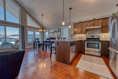 438-6973 Terazona Drive, Kelowna, BC - Indoor Photo Showing Kitchen