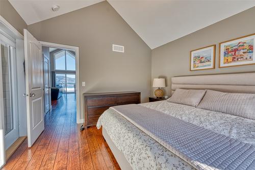 438-6973 Terazona Drive, Kelowna, BC - Indoor Photo Showing Bedroom