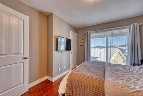 438-6973 Terazona Drive, Kelowna, BC - Indoor Photo Showing Bedroom