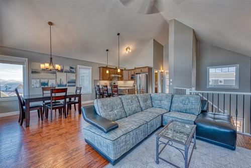 438-6973 Terazona Drive, Kelowna, BC - Indoor Photo Showing Living Room