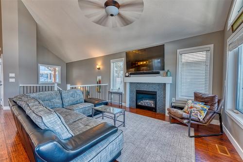 438-6973 Terazona Drive, Kelowna, BC - Indoor Photo Showing Living Room With Fireplace