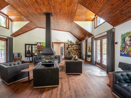 Salon - 3028 Rive Du Lac-Tremblant, Lac-Tremblant-Nord, QC - Indoor Photo Showing Living Room