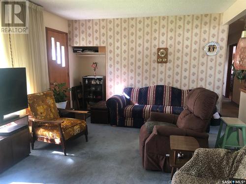 401 1St Avenue E, Buchanan, SK - Indoor Photo Showing Living Room
