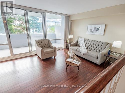 301 - 270 Scarlett Road, Toronto, ON - Indoor Photo Showing Living Room