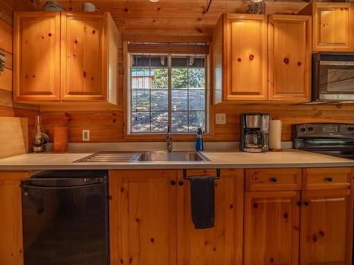 3433 Red Lake Drive, Kamloops, BC - Indoor Photo Showing Kitchen