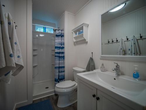 3433 Red Lake Drive, Kamloops, BC - Indoor Photo Showing Bathroom