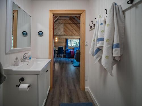 3433 Red Lake Drive, Kamloops, BC - Indoor Photo Showing Bathroom
