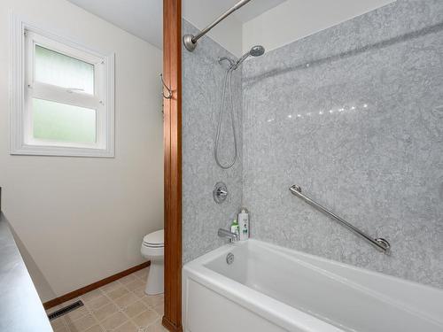 1055 Calmar Place, Kamloops, BC - Indoor Photo Showing Bathroom