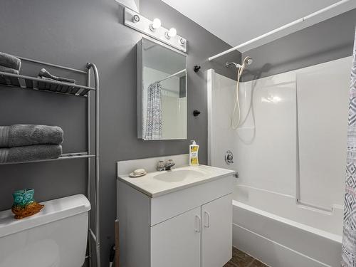 1055 Calmar Place, Kamloops, BC - Indoor Photo Showing Bathroom