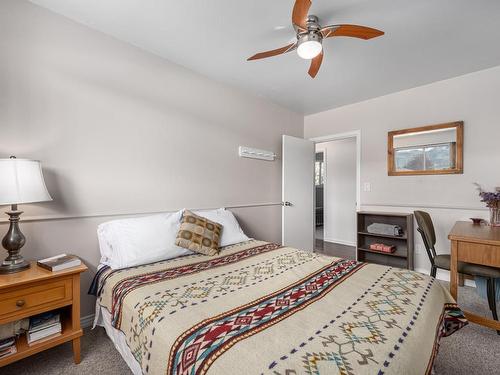 1055 Calmar Place, Kamloops, BC - Indoor Photo Showing Bedroom