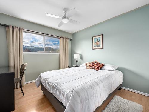 1055 Calmar Place, Kamloops, BC - Indoor Photo Showing Bedroom