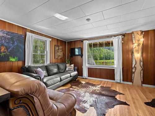 2048 Hat Creek Rd, Cache Creek, BC - Indoor Photo Showing Living Room