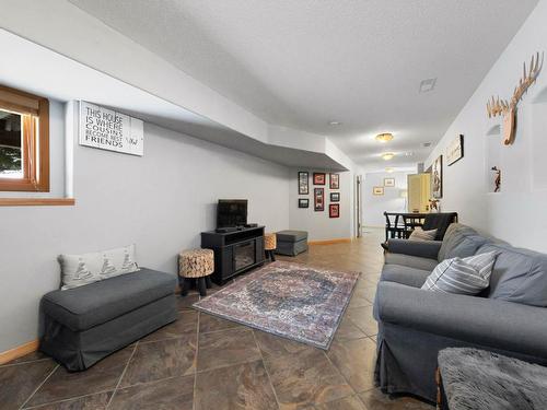10-2715 Fairways Drive, Sun Peaks, BC - Indoor Photo Showing Living Room