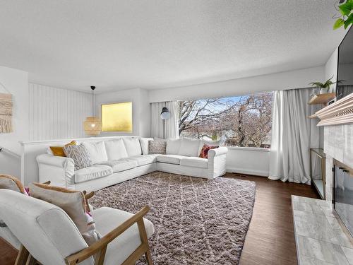 445 Dufferin Terrace, Kamloops, BC - Indoor Photo Showing Living Room