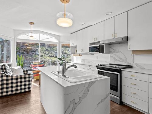 445 Dufferin Terrace, Kamloops, BC - Indoor Photo Showing Kitchen With Double Sink