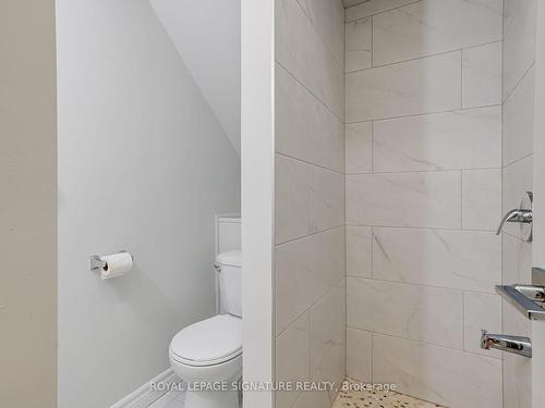 Main-212 Wellington St N, Hamilton, ON - Indoor Photo Showing Bathroom