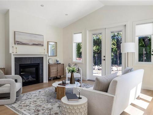 4319 Majestic Dr, Saanich, BC - Indoor Photo Showing Living Room With Fireplace