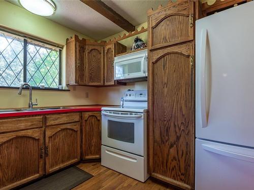 8834 Henderson Ave, Black Creek, BC - Indoor Photo Showing Kitchen