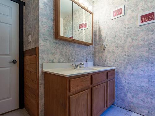 8834 Henderson Ave, Black Creek, BC - Indoor Photo Showing Bathroom