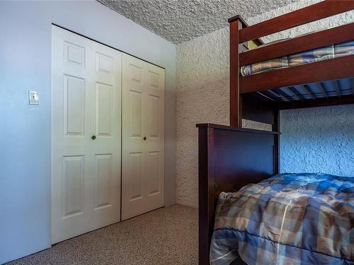 8834 Henderson Ave, Black Creek, BC - Indoor Photo Showing Bedroom