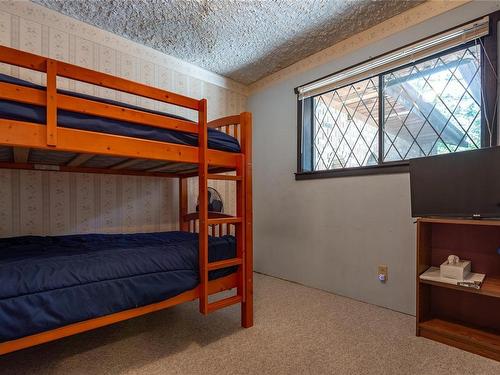 8834 Henderson Ave, Black Creek, BC - Indoor Photo Showing Bedroom