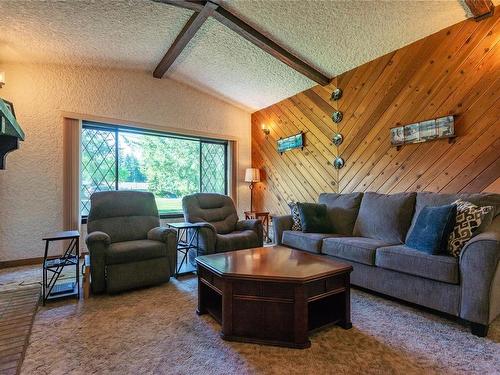 8834 Henderson Ave, Black Creek, BC - Indoor Photo Showing Living Room