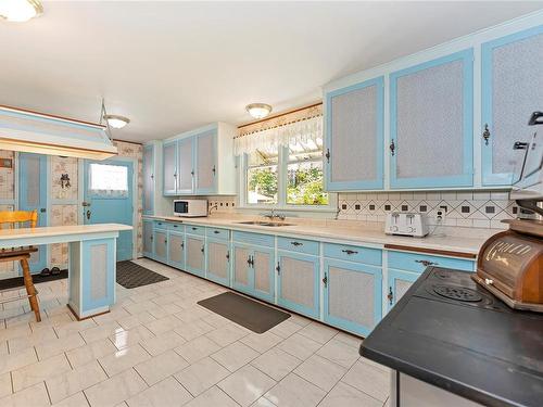 8580 North Shore Rd, Lake Cowichan, BC - Indoor Photo Showing Kitchen With Double Sink