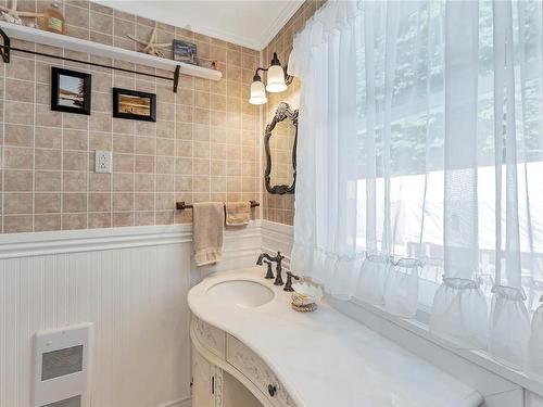 8580 North Shore Rd, Lake Cowichan, BC - Indoor Photo Showing Bathroom