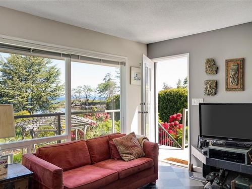4050 Lockehaven Dr East, Saanich, BC - Indoor Photo Showing Living Room