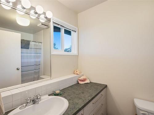 4050 Lockehaven Dr East, Saanich, BC - Indoor Photo Showing Bathroom
