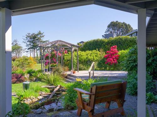 4050 Lockehaven Dr East, Saanich, BC - Outdoor