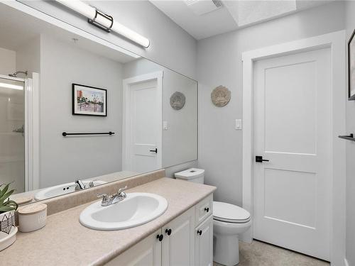 8-6240 Parkwood Dr, Nanaimo, BC - Indoor Photo Showing Bathroom