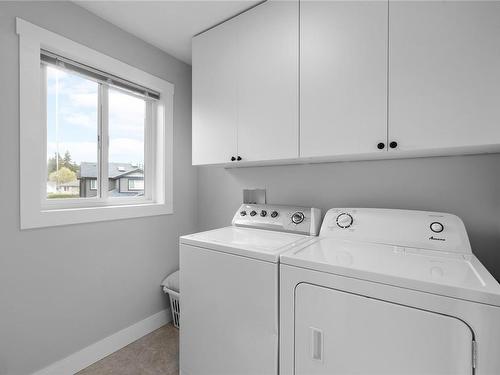 8-6240 Parkwood Dr, Nanaimo, BC - Indoor Photo Showing Laundry Room