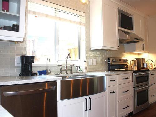 3845 Whittlestone Ave, Port Alberni, BC - Indoor Photo Showing Kitchen With Double Sink With Upgraded Kitchen