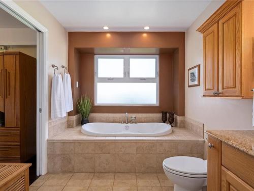 908 Capilano Pl, Nanaimo, BC - Indoor Photo Showing Bathroom