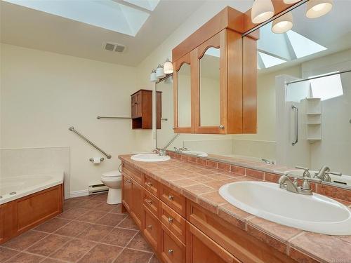 503-2829 Arbutus Rd, Saanich, BC - Indoor Photo Showing Bathroom