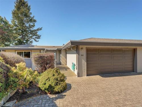 503-2829 Arbutus Rd, Saanich, BC - Outdoor