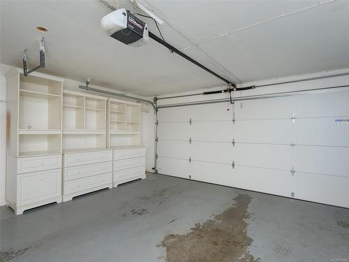 503-2829 Arbutus Rd, Saanich, BC - Indoor Photo Showing Garage