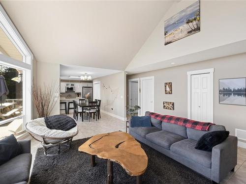 8475 Lisa Lane, Lantzville, BC - Indoor Photo Showing Living Room