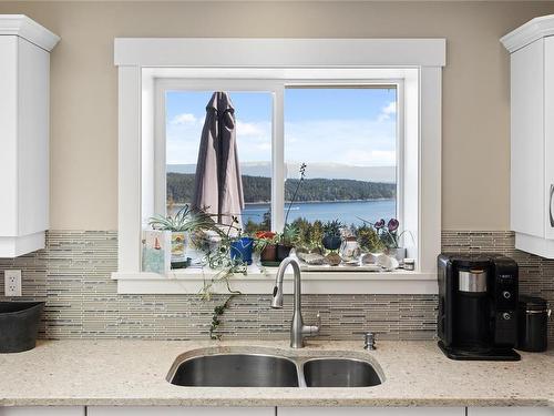 8475 Lisa Lane, Lantzville, BC - Indoor Photo Showing Kitchen With Double Sink
