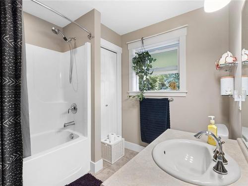 8475 Lisa Lane, Lantzville, BC - Indoor Photo Showing Bathroom