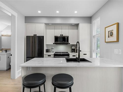 11-1175 Resort Dr, Parksville, BC - Indoor Photo Showing Kitchen With Upgraded Kitchen