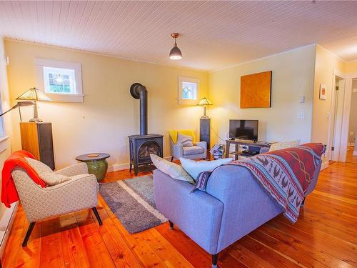 225 Boardwalk Blvd, Ucluelet, BC - Indoor Photo Showing Living Room