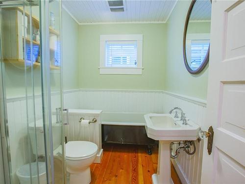 225 Boardwalk Blvd, Ucluelet, BC - Indoor Photo Showing Bathroom