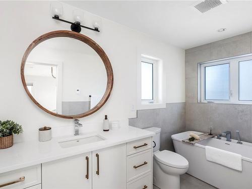 4317 Majestic Dr, Saanich, BC - Indoor Photo Showing Bathroom