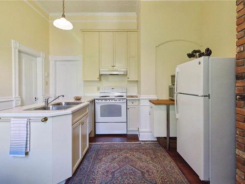 149 Rendall St, Victoria, BC - Indoor Photo Showing Kitchen With Double Sink