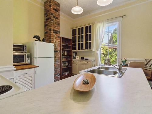149 Rendall St, Victoria, BC - Indoor Photo Showing Kitchen With Double Sink