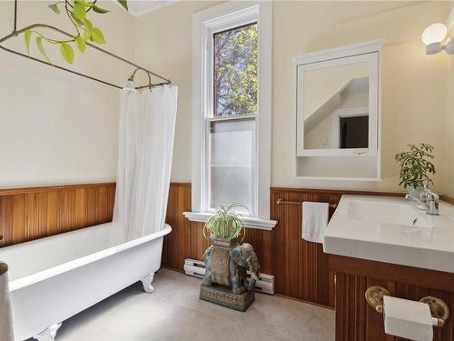 149 Rendall St, Victoria, BC - Indoor Photo Showing Bathroom