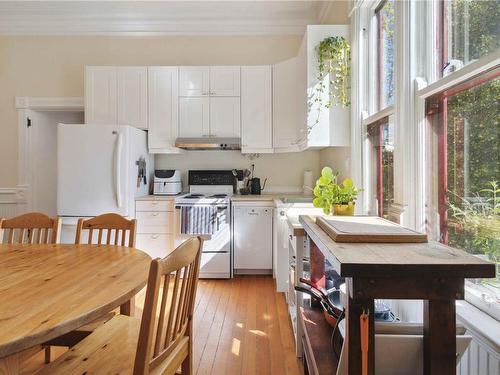 149 Rendall St, Victoria, BC - Indoor Photo Showing Kitchen